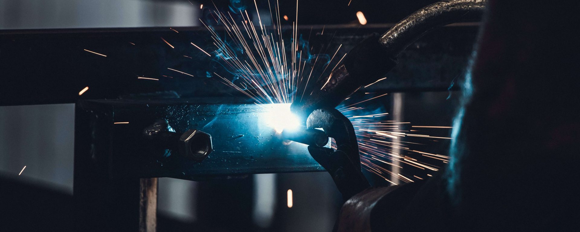 what does an 工业服务技术员 do