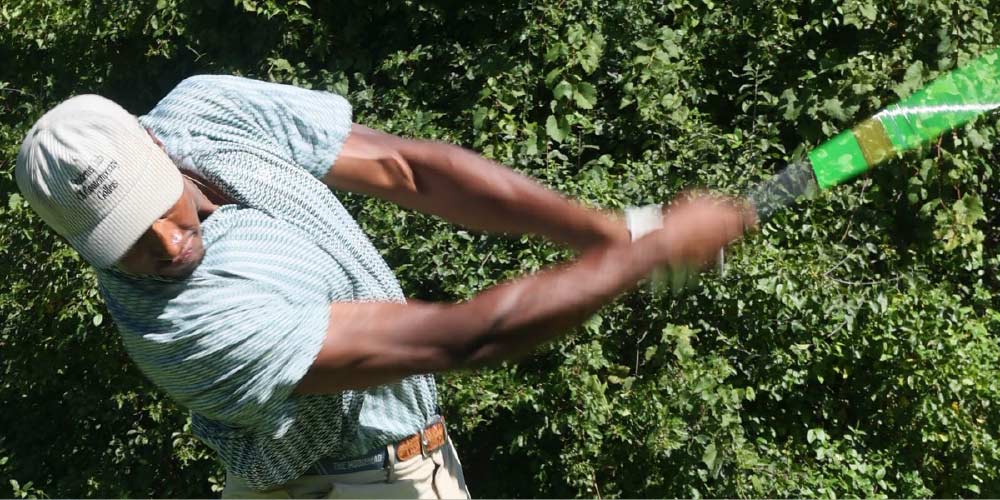 Golfer at the 皇冠app 20th annual Golf Tournament