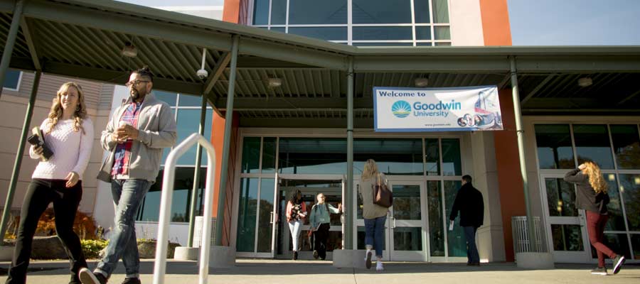 students in front of 皇冠app