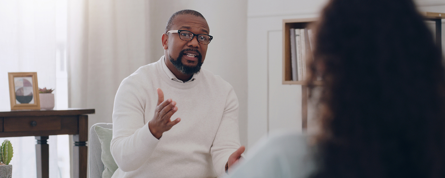 addiction counselor speaking to a patient