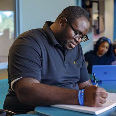 headshot of 丹泽尔·克洛斯