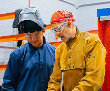 杰森Sagaci, 副教授